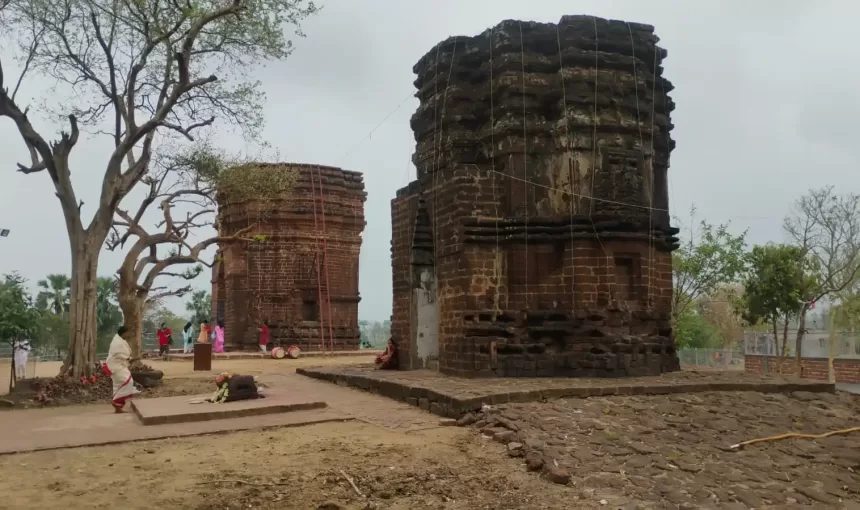 Sareswar Mandir: Sareswar Mandir Dihar ancient stone Shiva temple near Bishnupur.